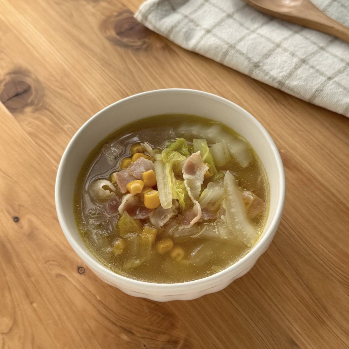 JAグループ公式の「ベーコンと白菜とコ一ンのコンソメスープ」のレシピ