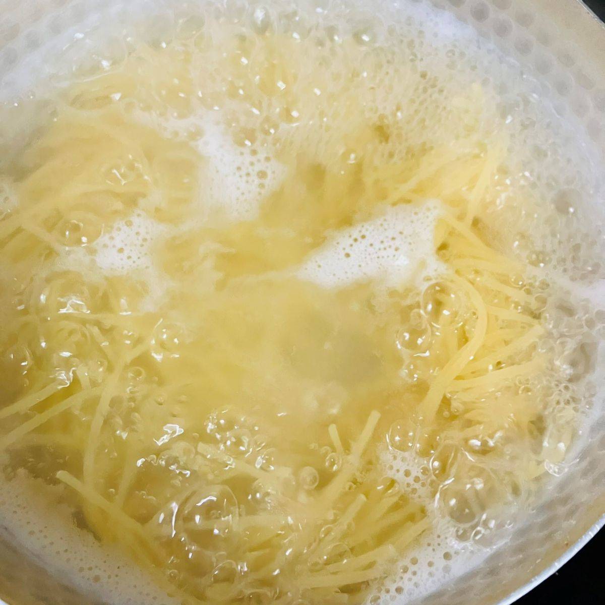 マ・マー公式の「カリカリごぼうがアクセント！秋の絶品ミートソーススパゲティ」のレシピ