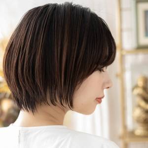  アースカラーの前下がりショート 