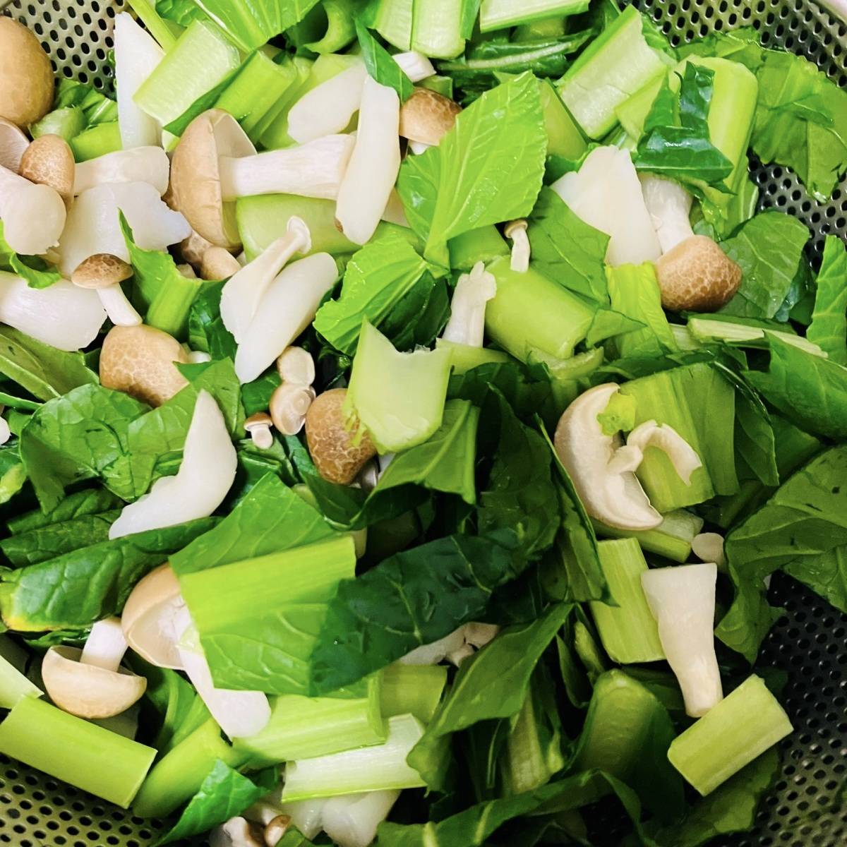 JAグループ公式の「小松菜としめじたっぷり中華飯」のレシピ