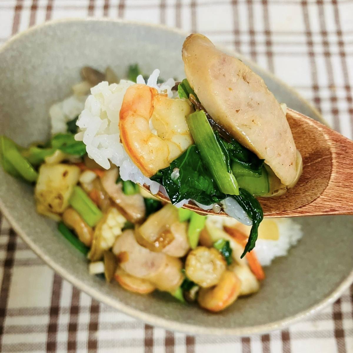 JAグループ公式の「小松菜としめじたっぷり中華飯」のレシピ