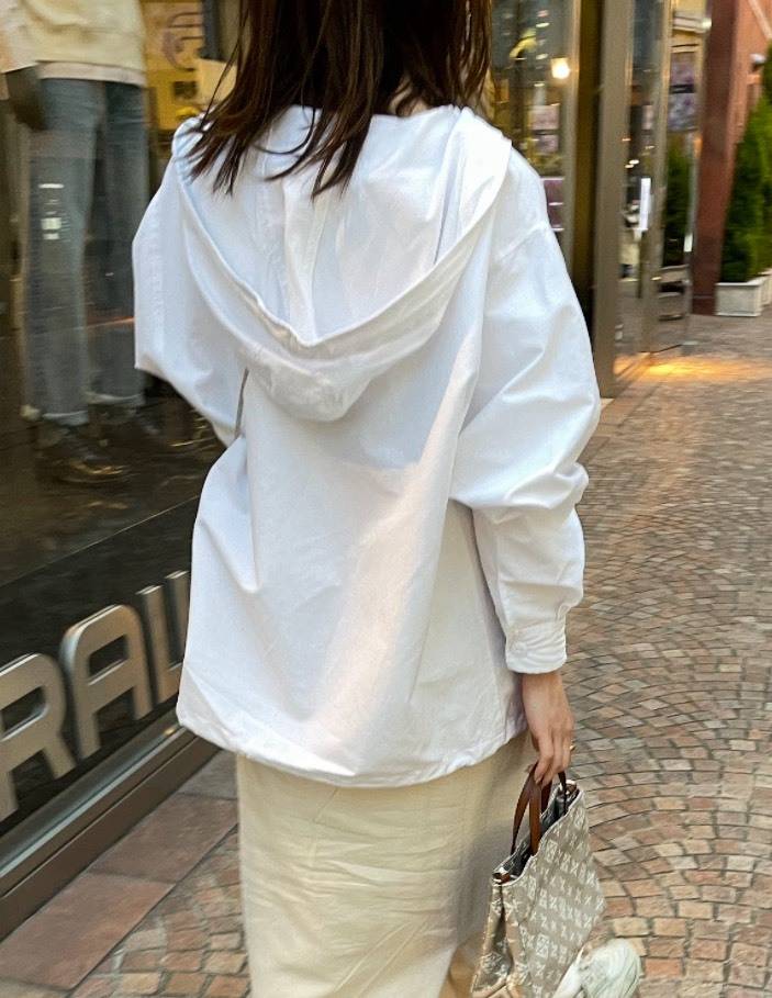 ホワイトのアノラックパーカー