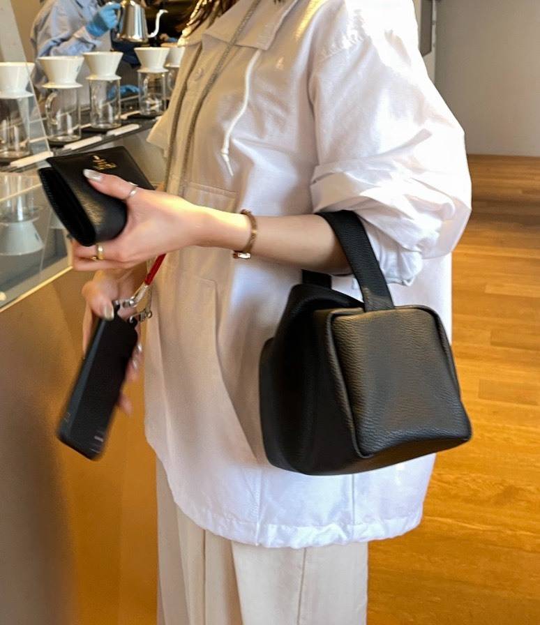 ホワイトのアノラックパーカー