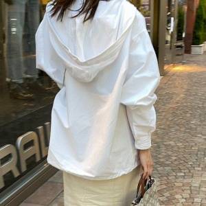 “白”チョイスで顔周り明るく。季節の変わり目に頼れる「アノラックパーカー」