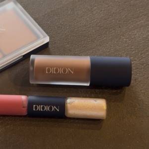 うるおい膜がさらっと密着。ベタつかずツヤだけ残る「didion」リップグロス