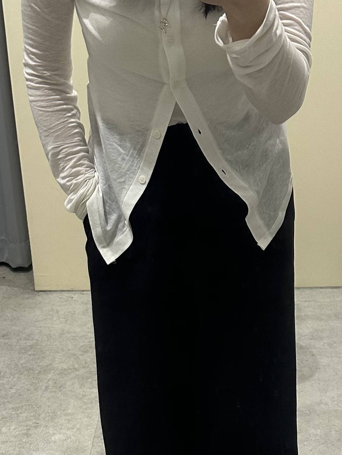 ホワイトのシアーカーディガン