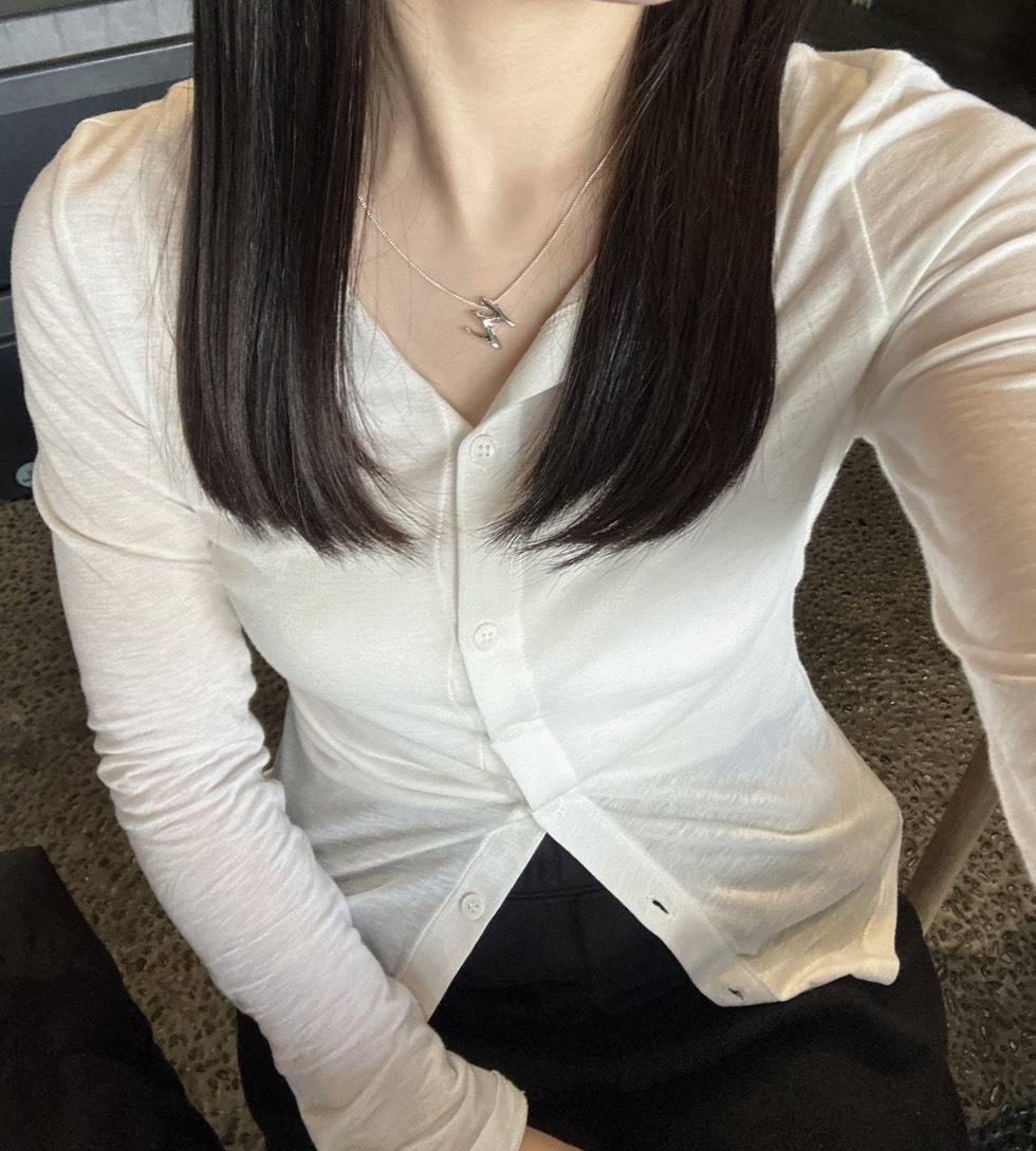 ホワイトのシアーカーディガン