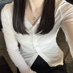 春らしく軽やかに♪「ホワイトシアーカーデ」でつなぐ最旬バランスコーデ