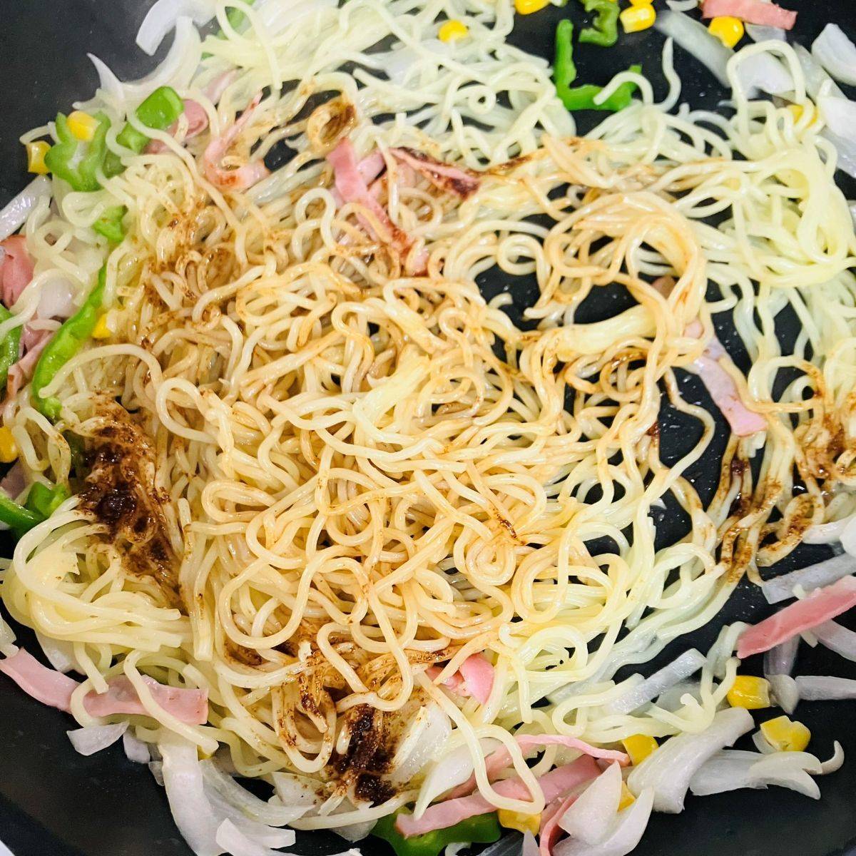 マルちゃん公式の「チーズ焼そば　グラタン風」のレシピ