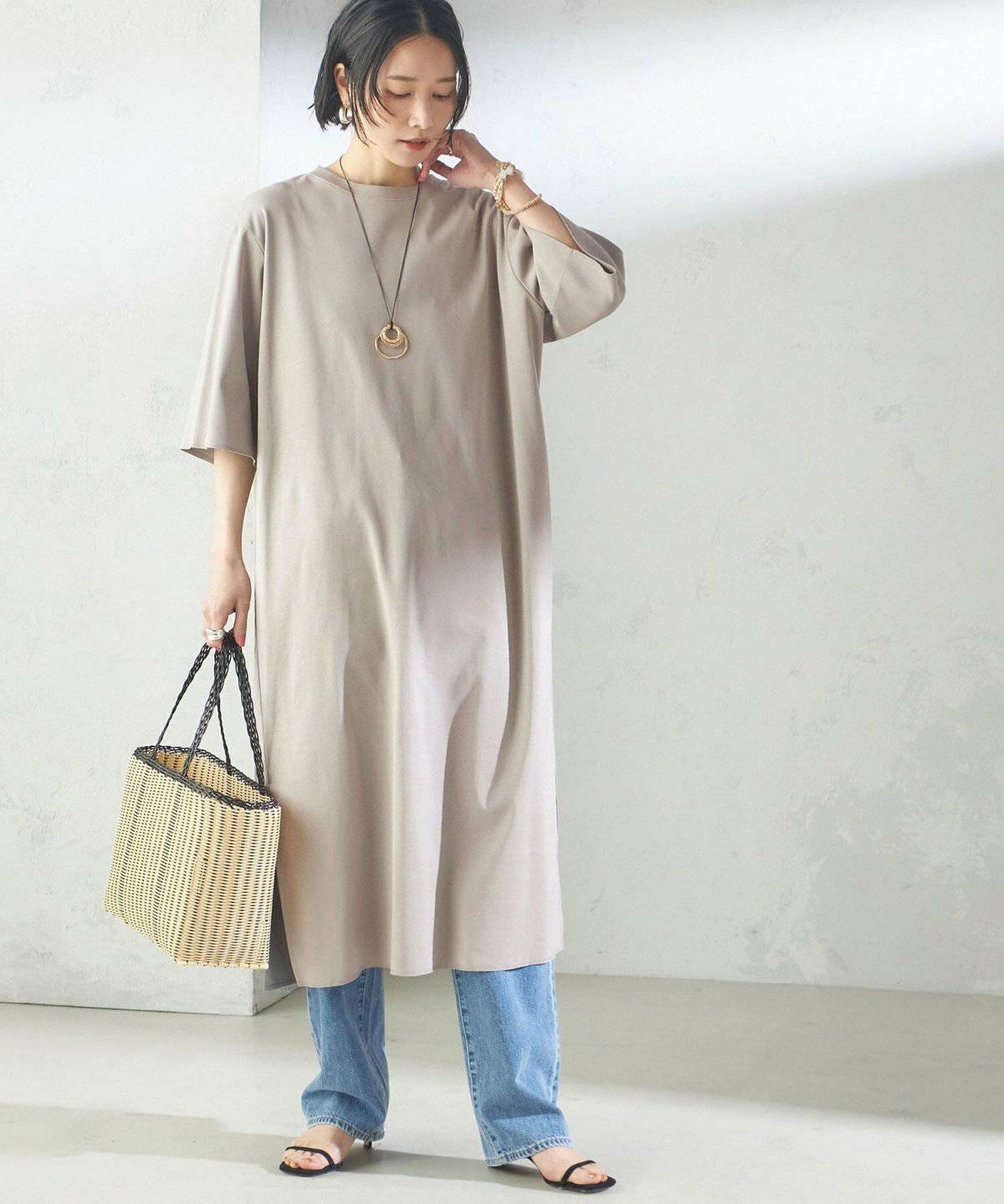 秋コーデの女性