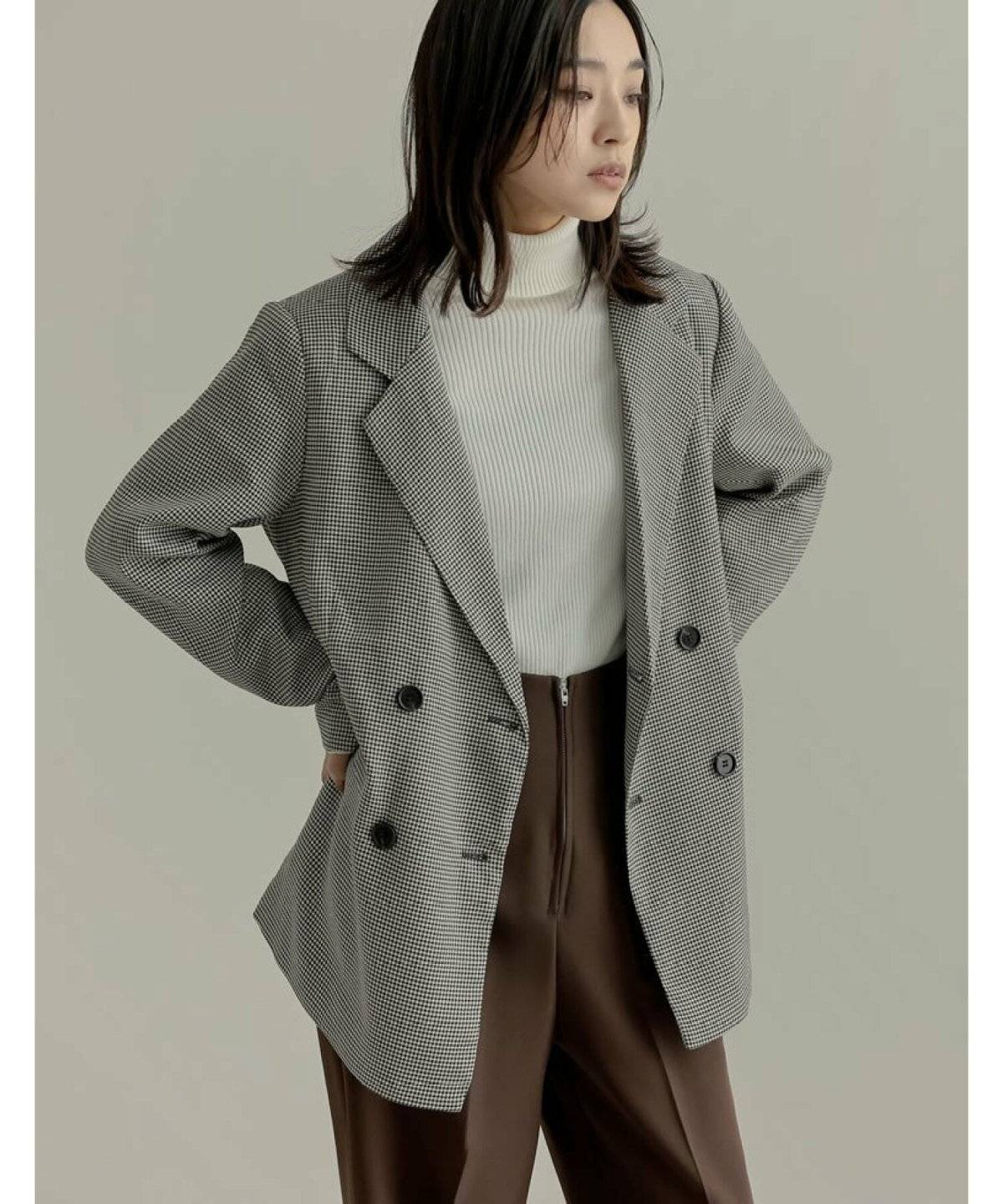 秋コーデの女性