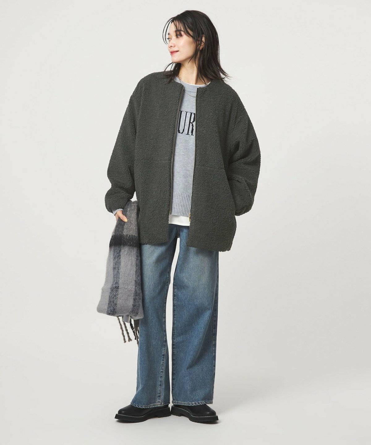 秋コーデの女性