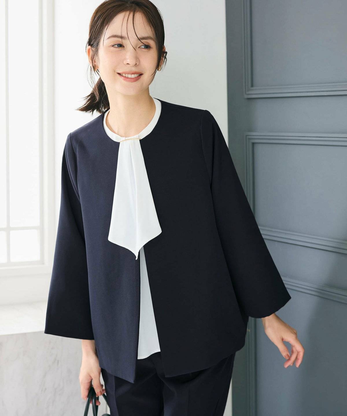 スーツ姿の女性