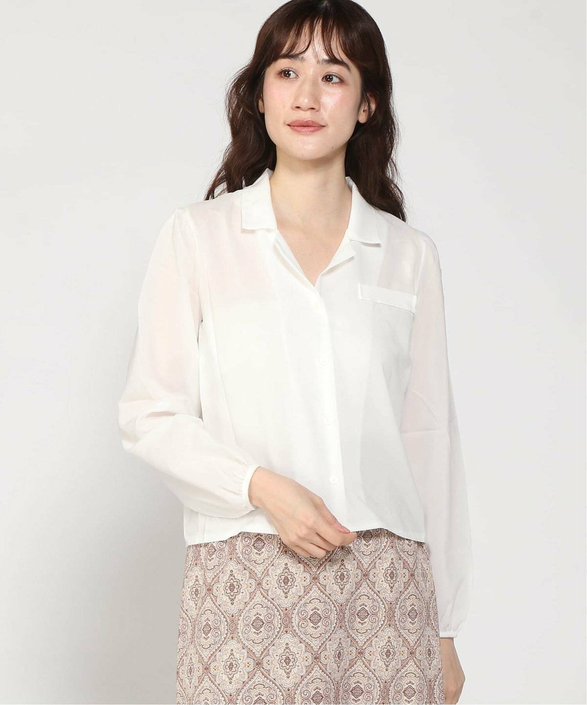 襟付きシャツコーデの女性