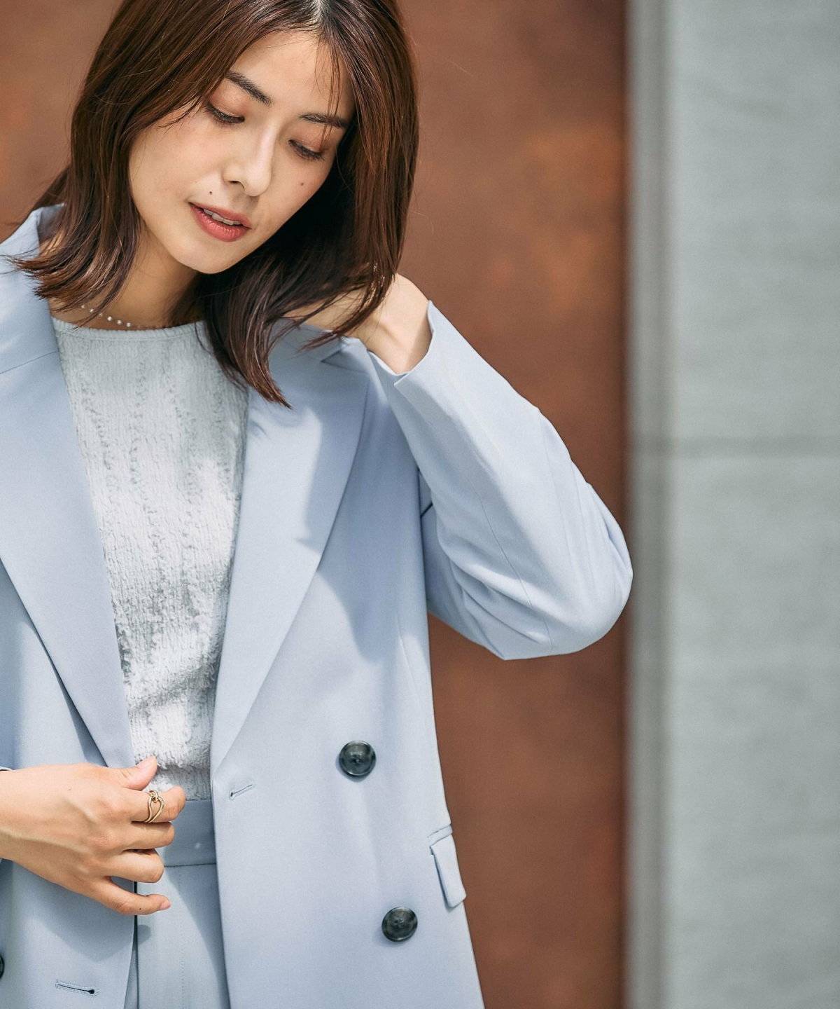 ジャケットコーデの女性