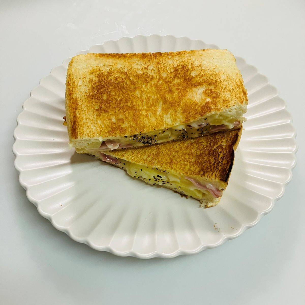 ヤマザキ公式の「ベーコンとポテトのホットサンド」のレシピ