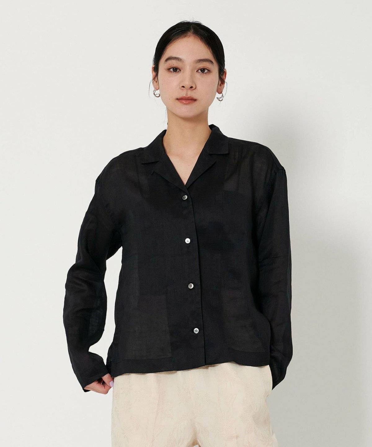 モノトーンコーデの女性