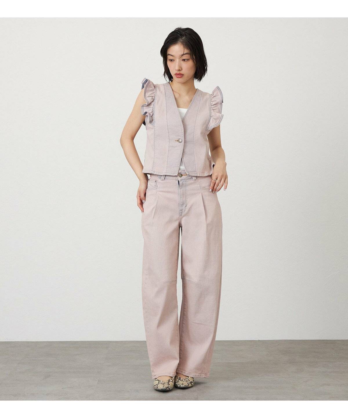 ピンクのワントーンコーデの女性