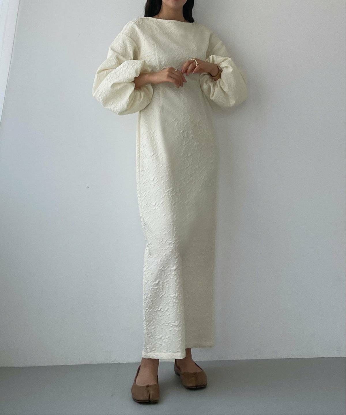 白ワンピースを着た女性