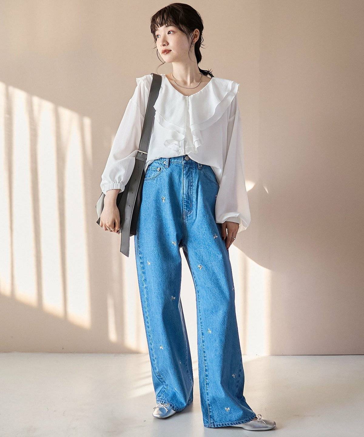 モノトーンコーデの女性