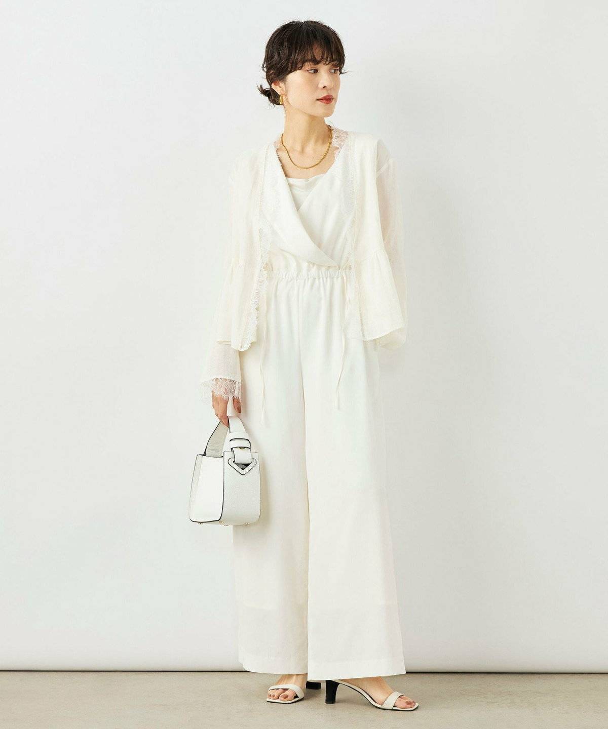 白のオールインワンを着た女性