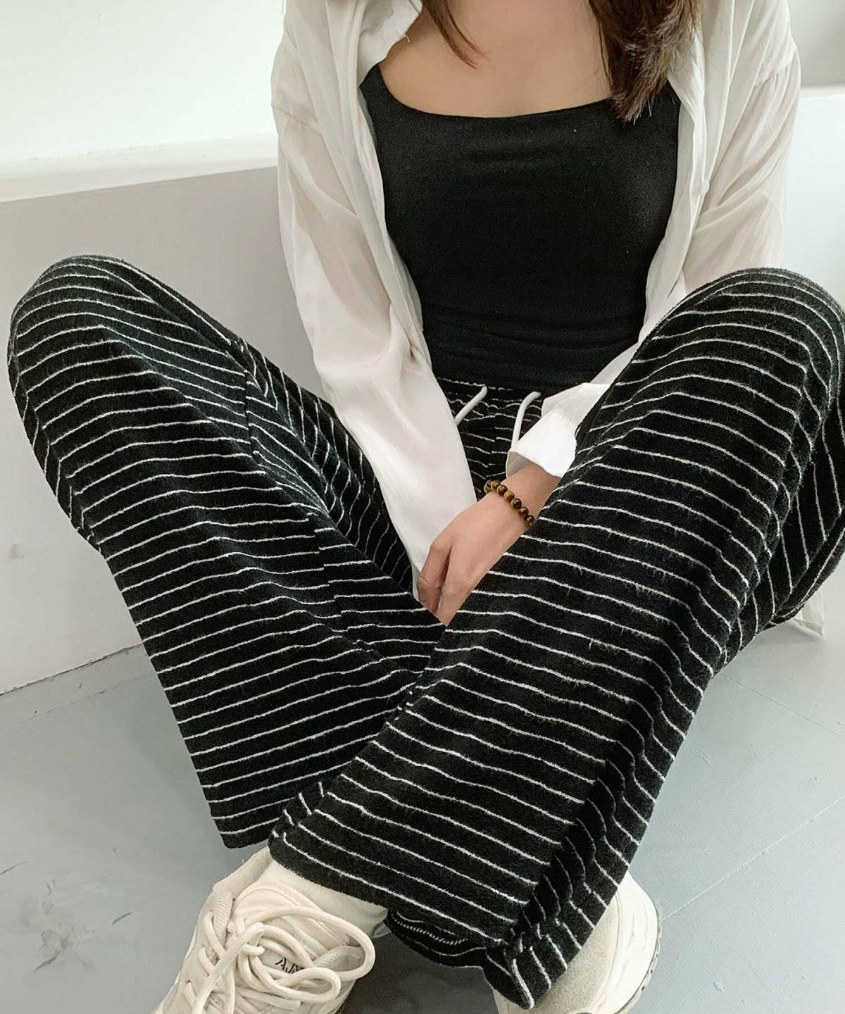 モノトーンコーデの女性