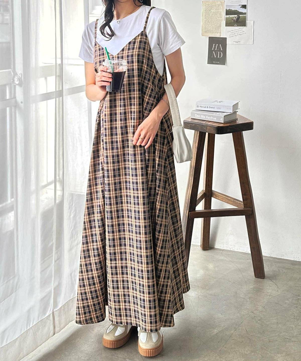 キャミワンピースを重ねた女性