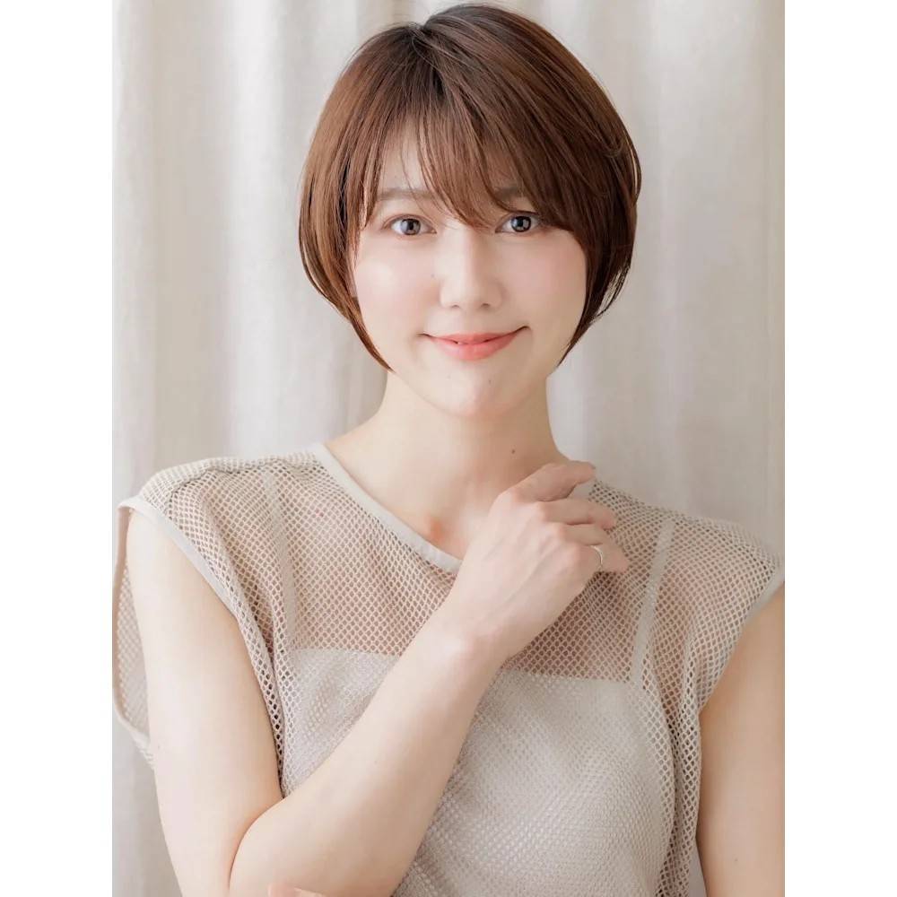 ウォームベージュの小顔ショート