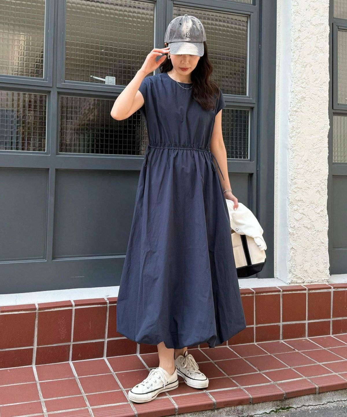 夏コーデの女性