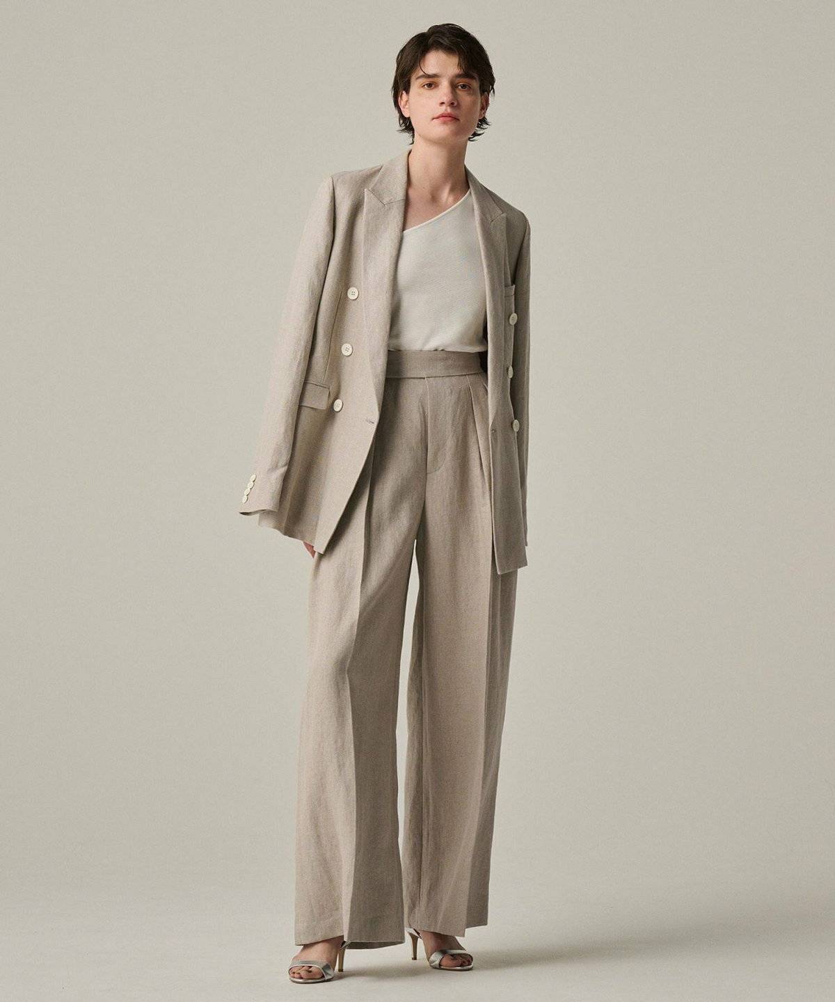 夏コーデの女性