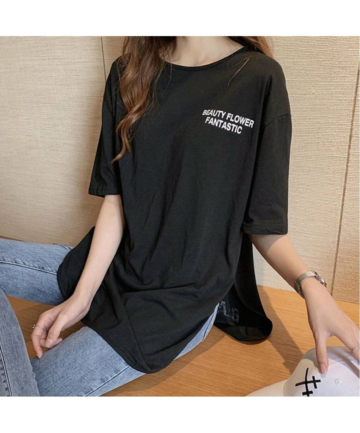 夏コーデの女性