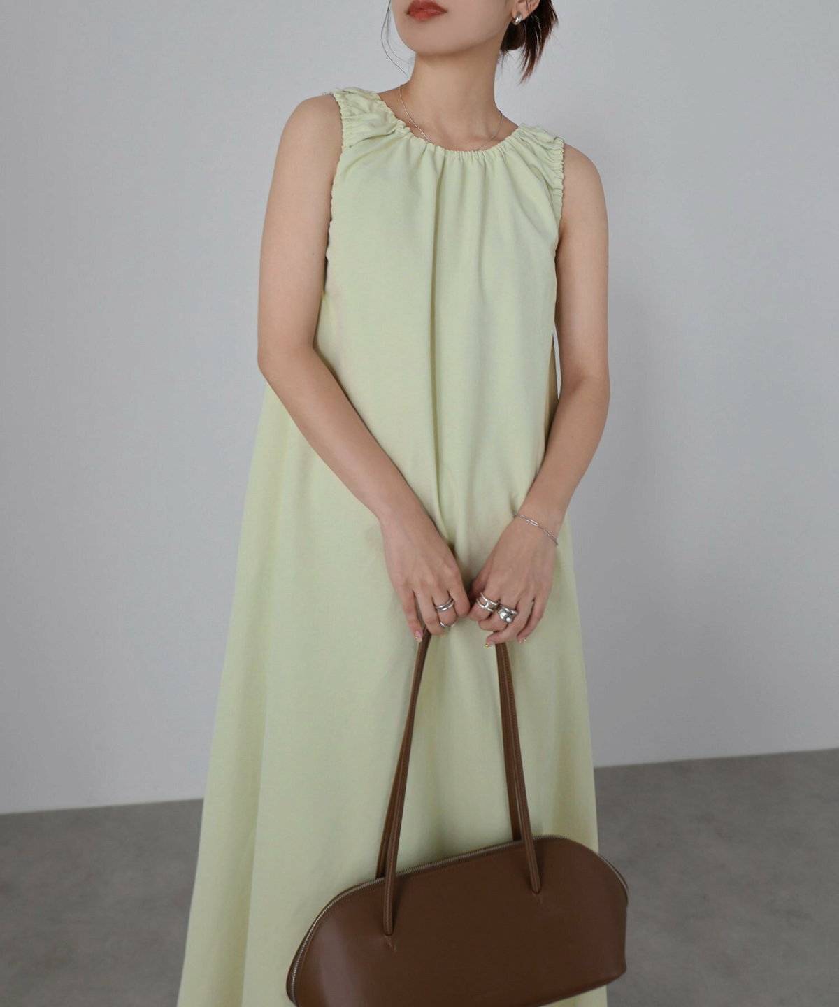 夏コーデの女性