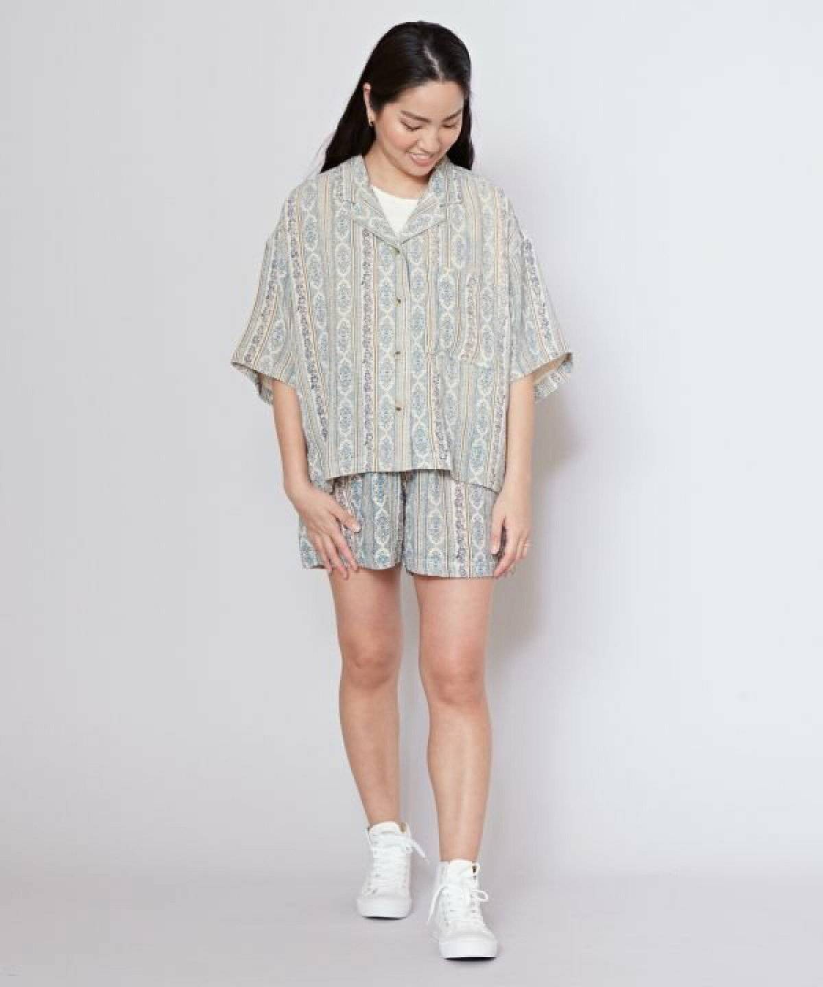 アロハシャツを使ったベージュコーデ