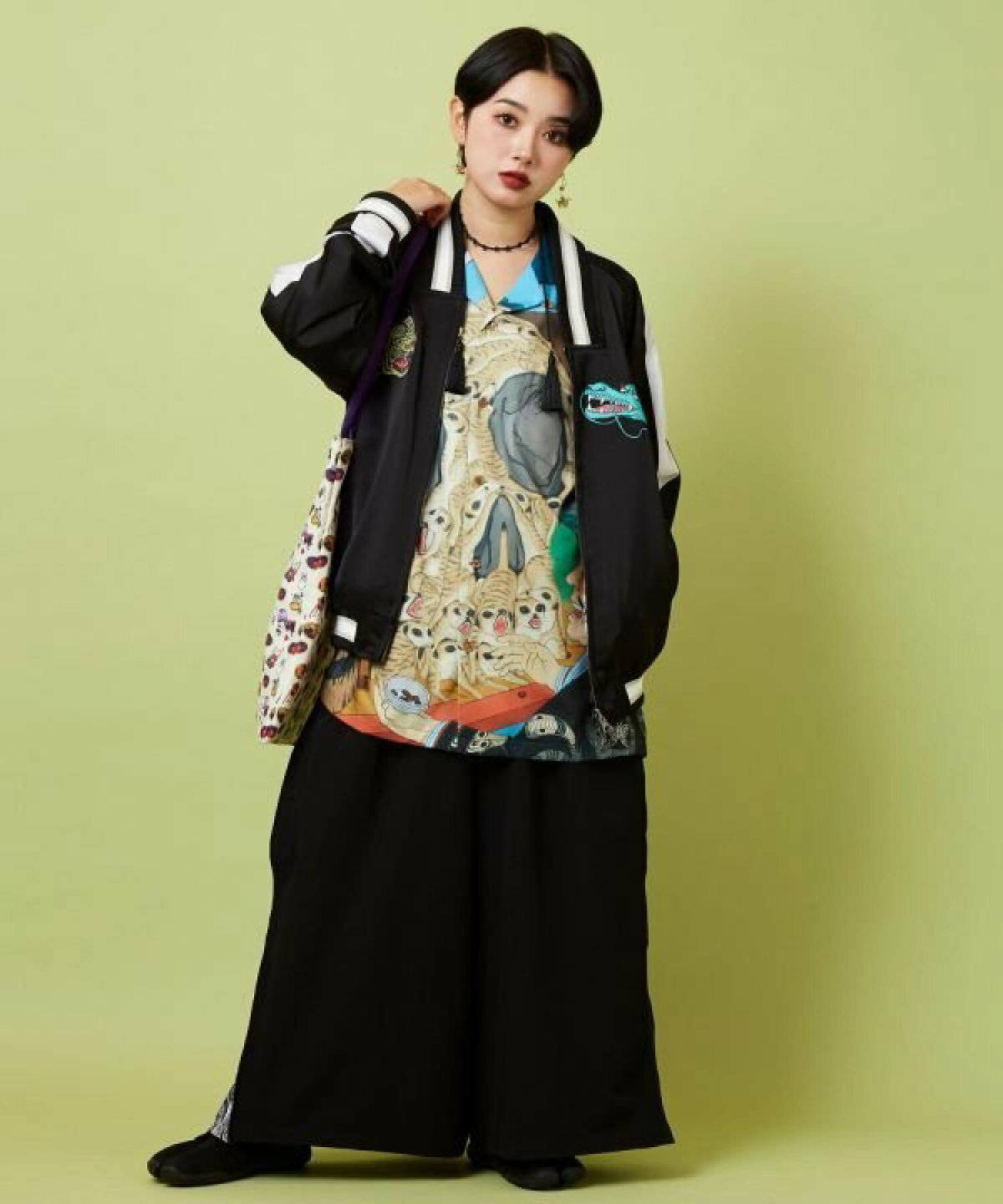 アロハシャツをアクセントに使ったブラックコーデ