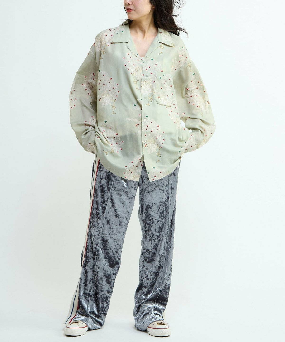 くすみカラーで統一したアロハシャツコーデ