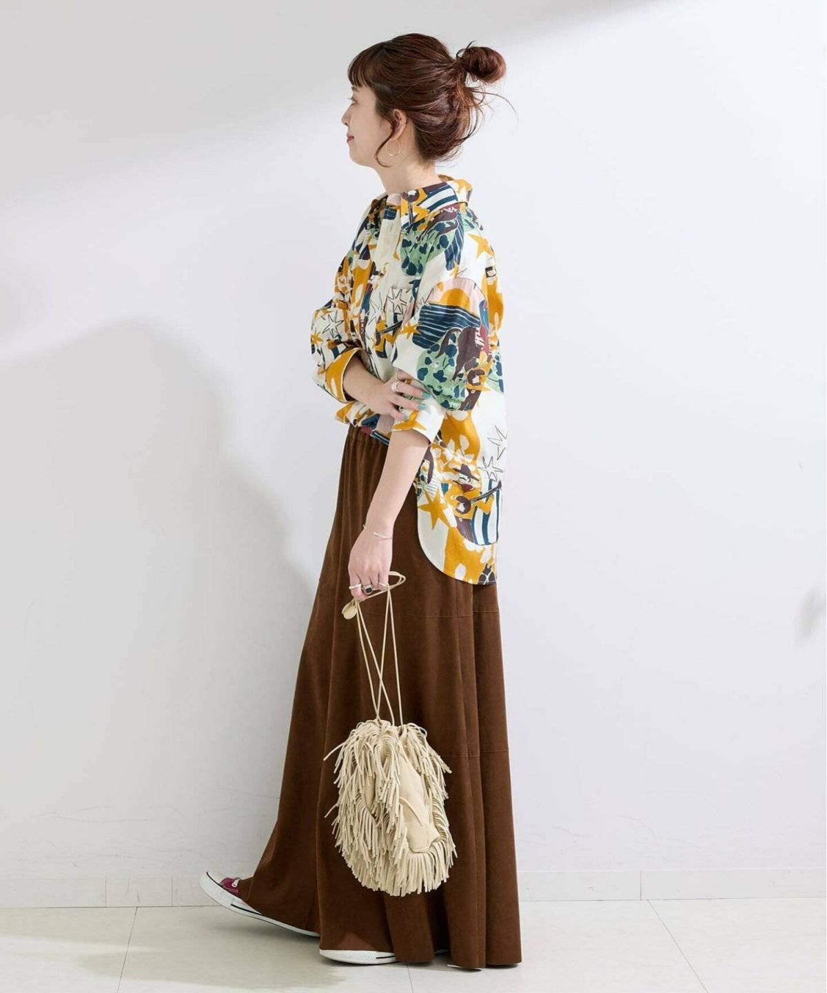 アロハシャツの裾を結んだコーデ