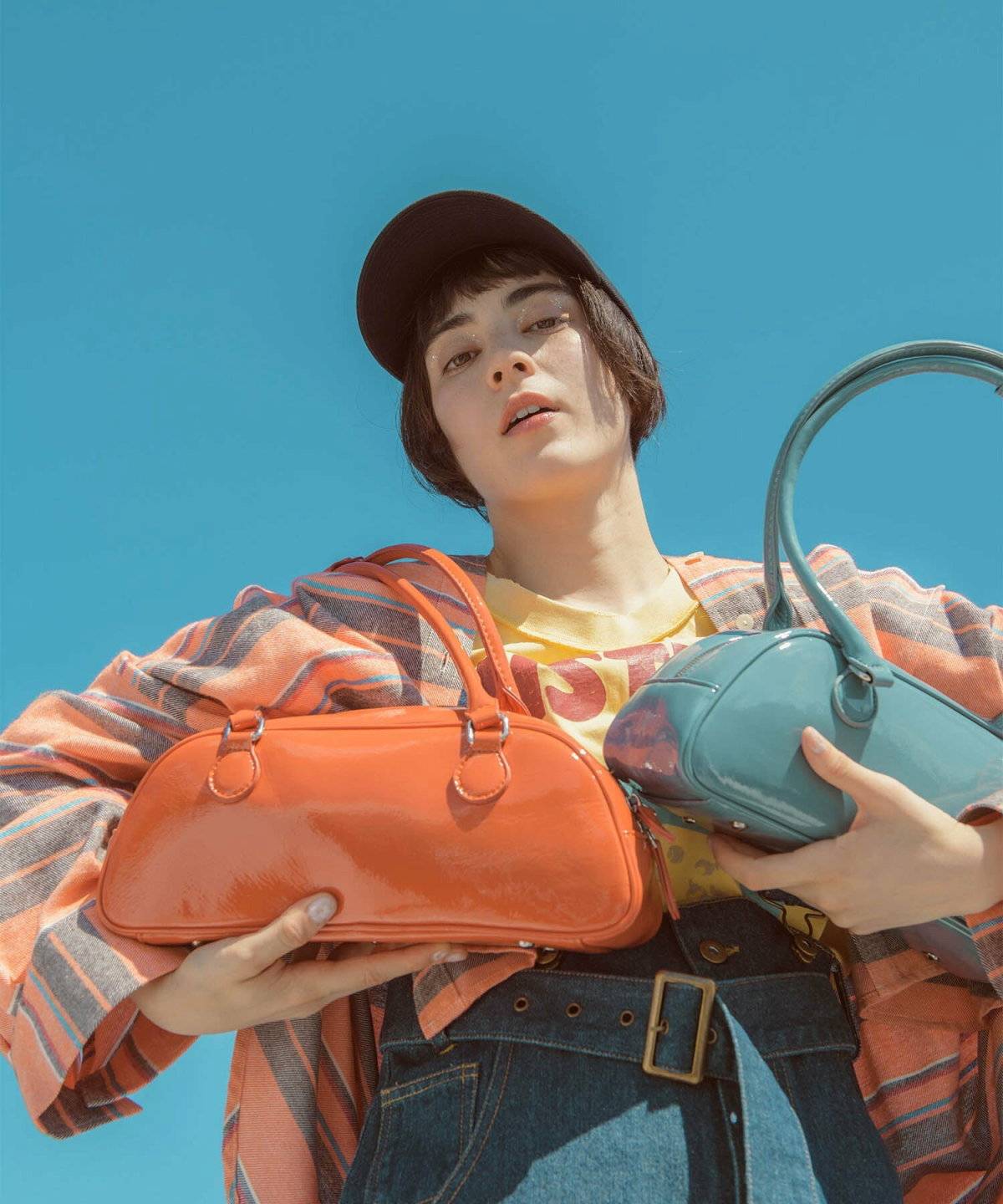 抜け襟で透け感を出しているアロハシャツコーデ