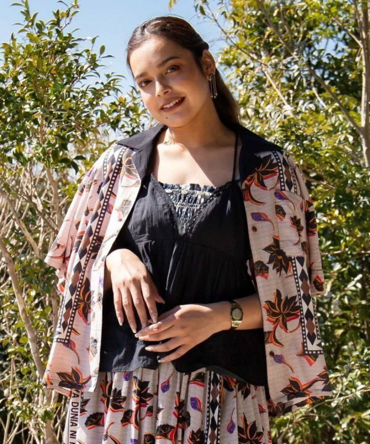 アロハシャツを肩掛けでブラッシュアップしたコーデ