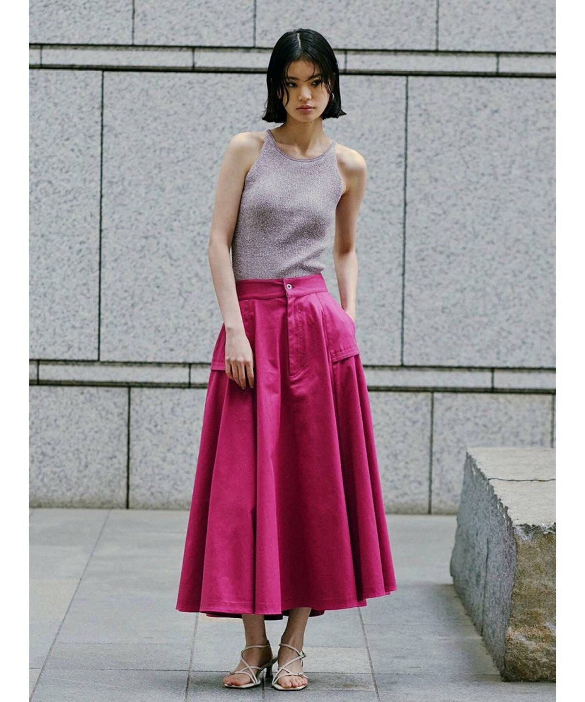 スカートを履いた女性