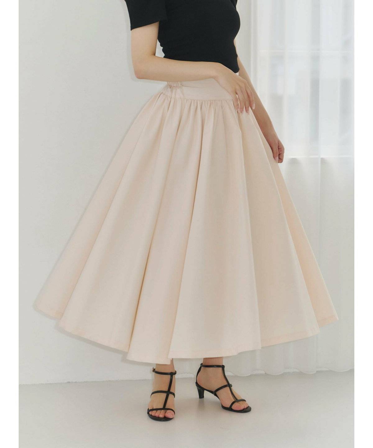 スカートを履いた女性