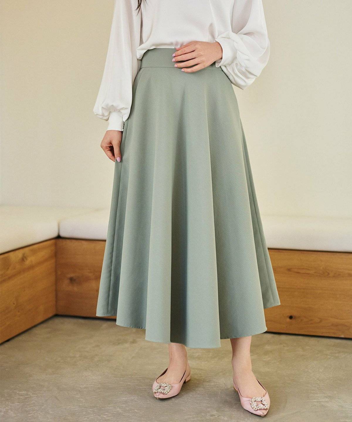 スカートを履いた女性