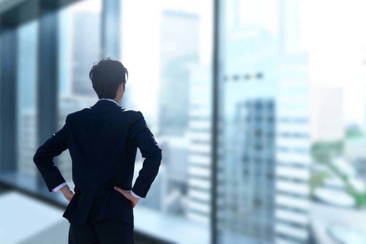 腰に手を当てる人