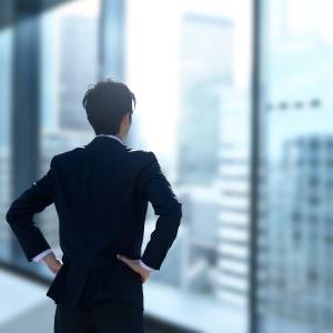  腰に手を当てる人 