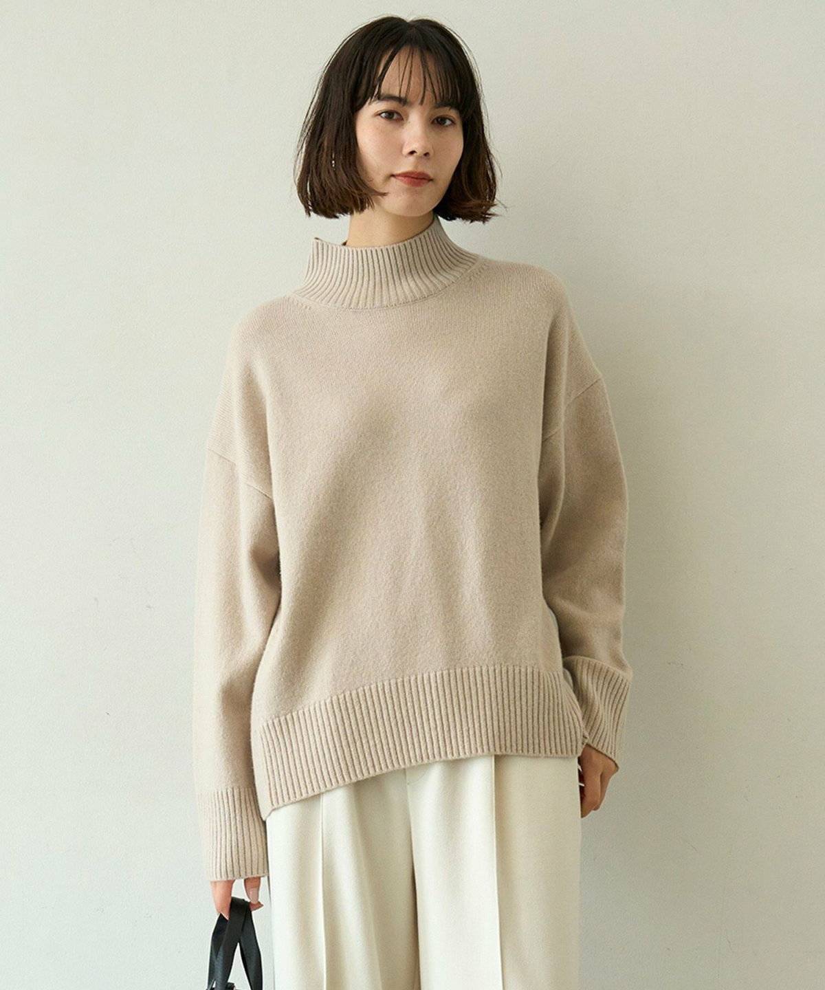 パンツコーデの女性