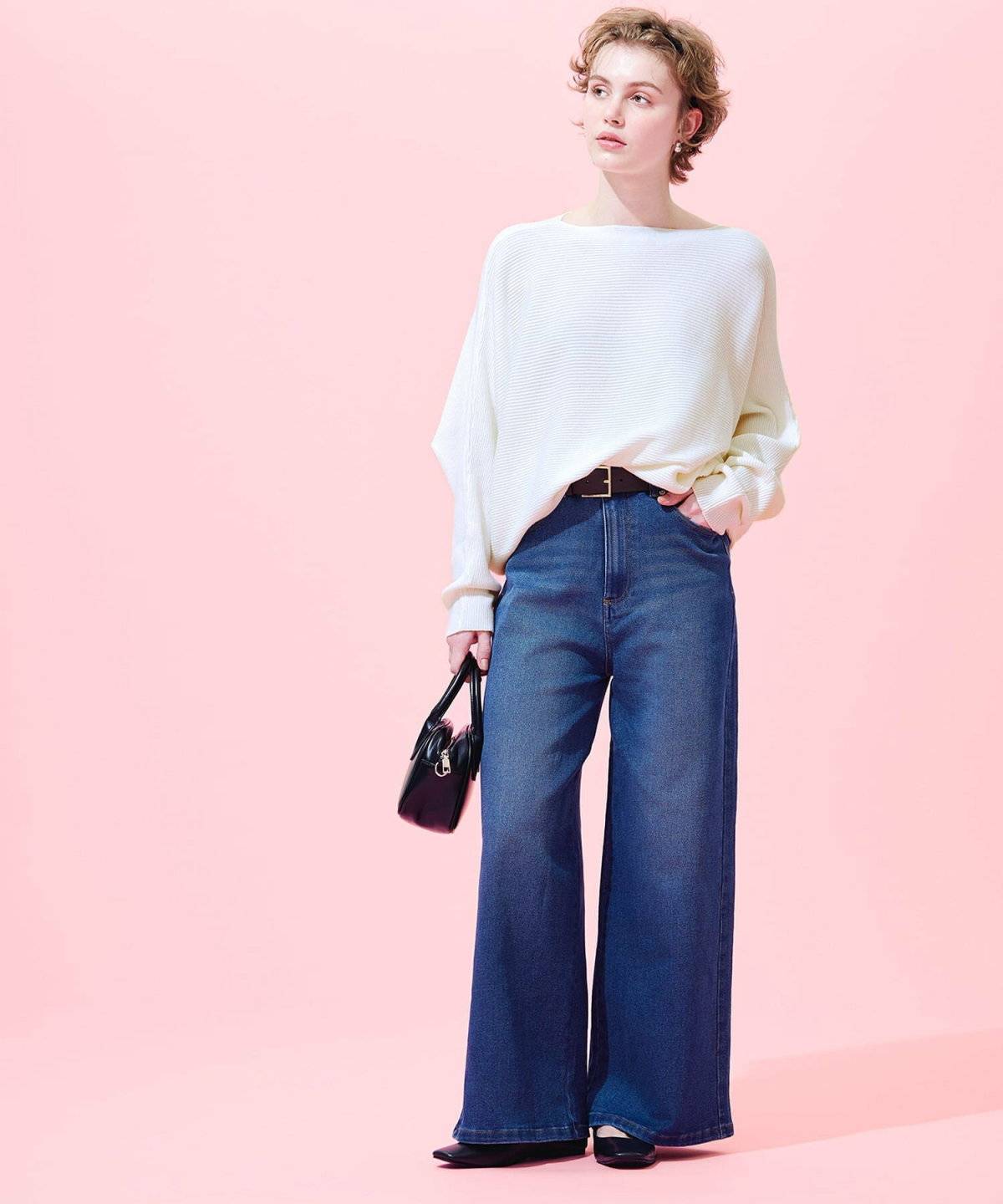 パンツコーデの女性