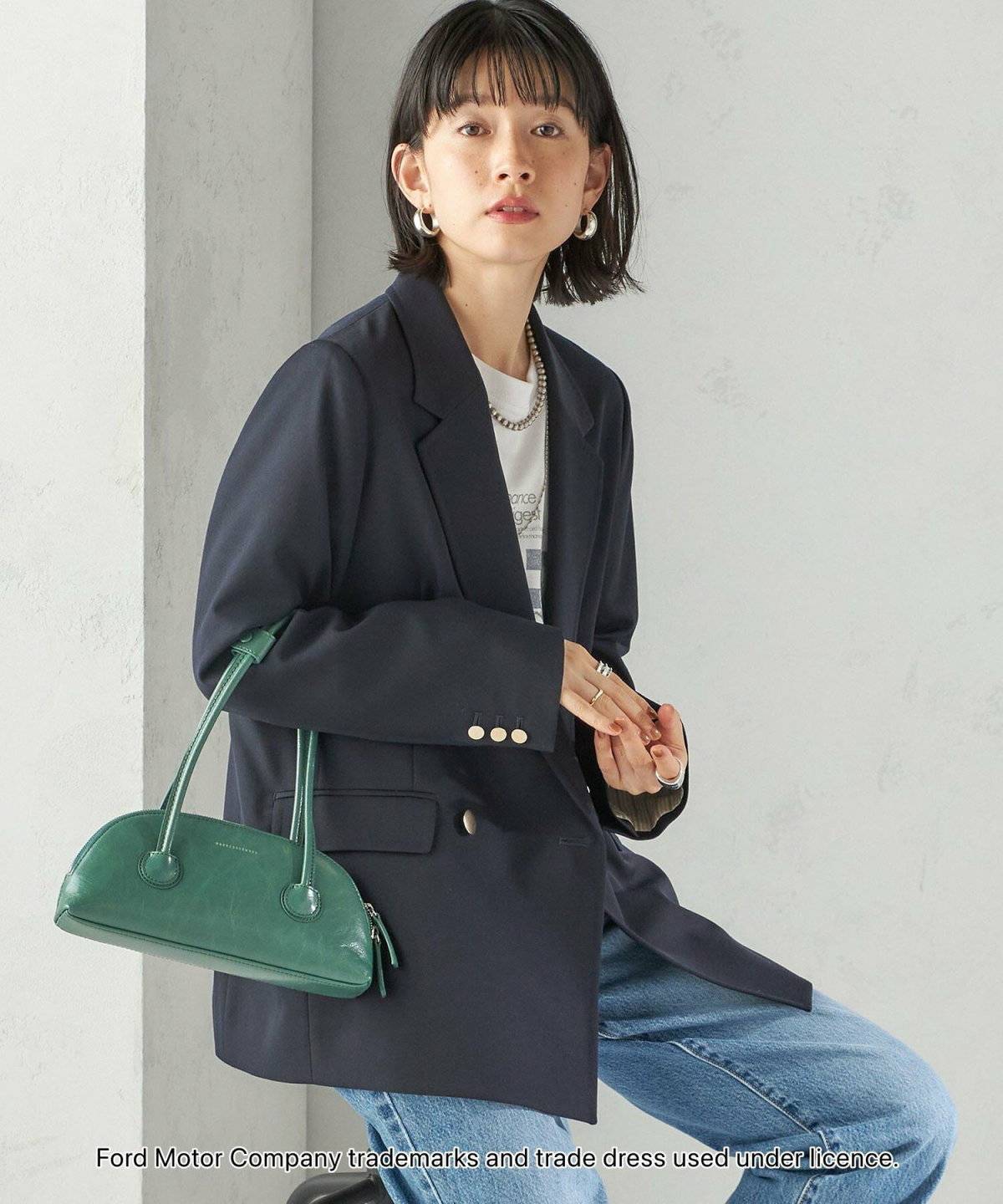 パンツコーデの女性