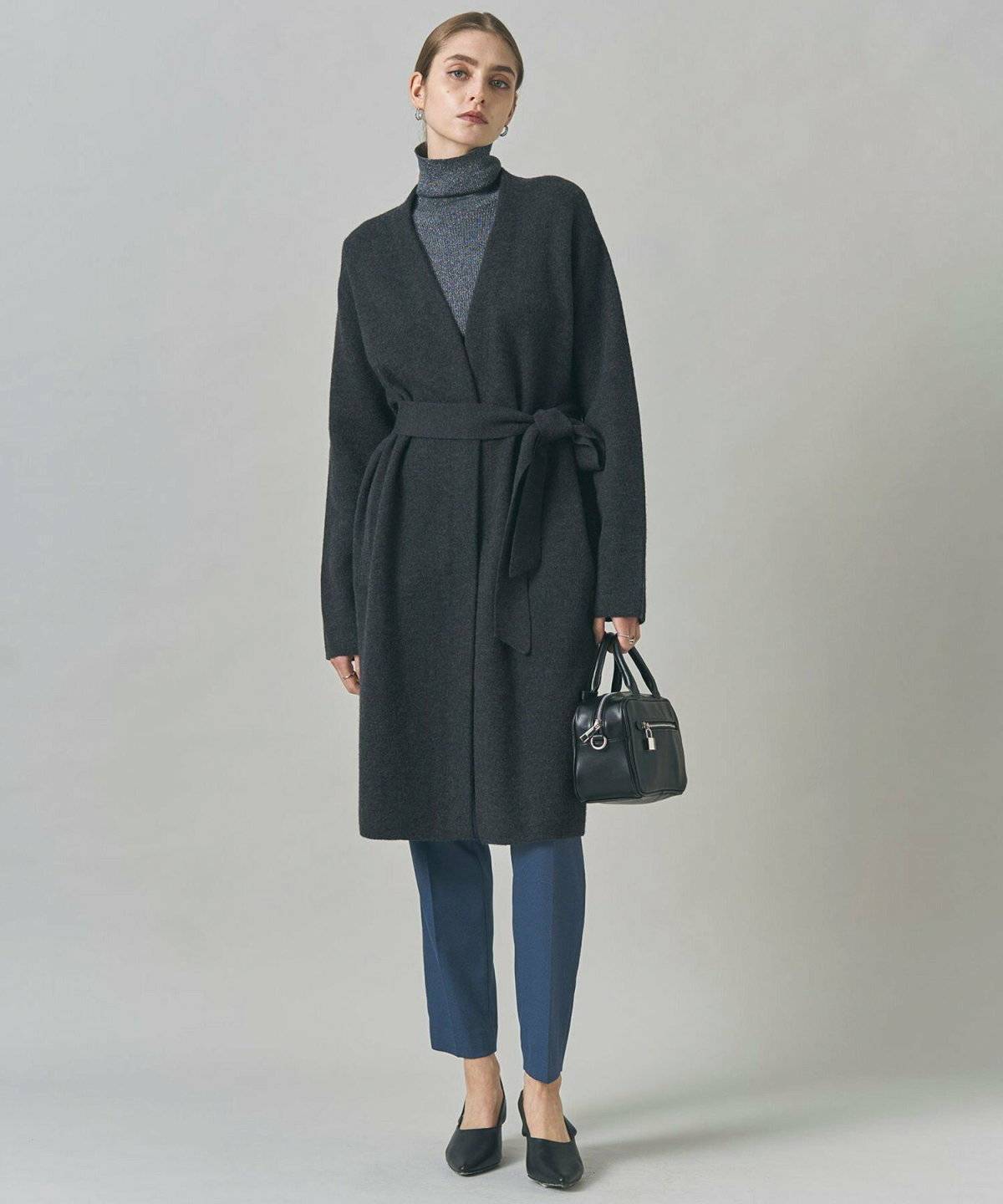 パンツコーデの女性