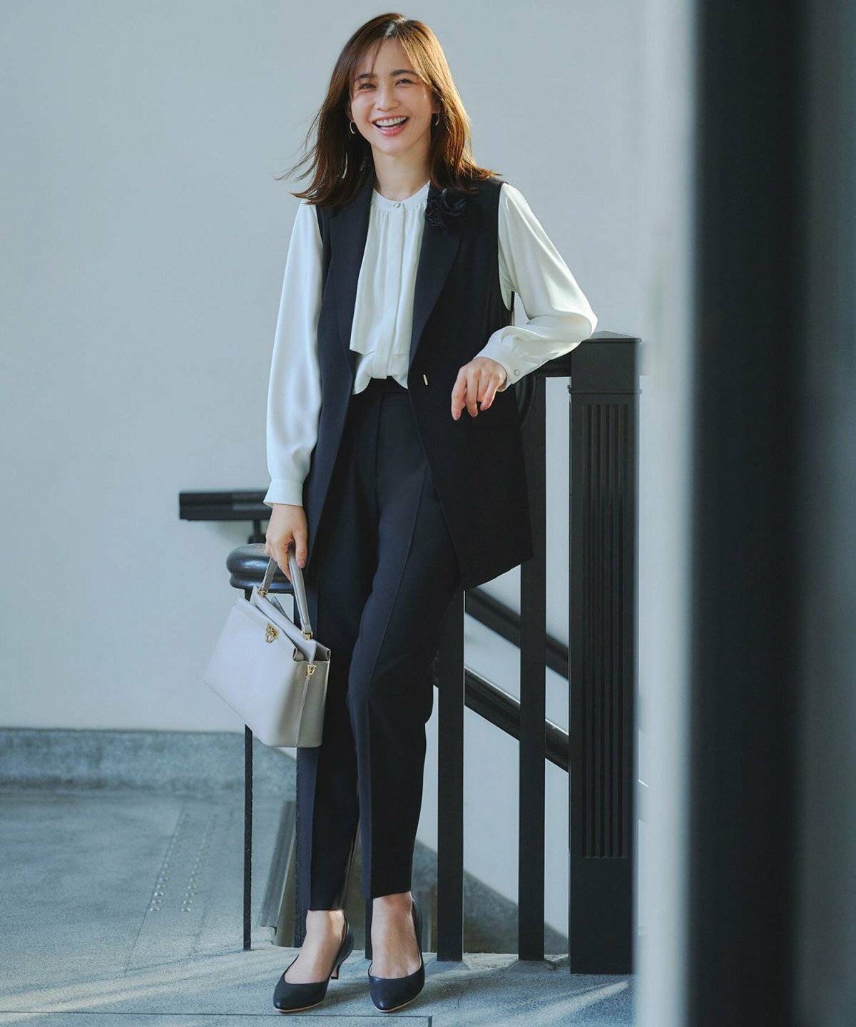 パンツコーデの女性