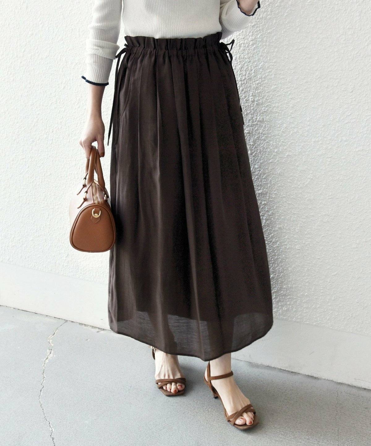 スカートコーデの女性