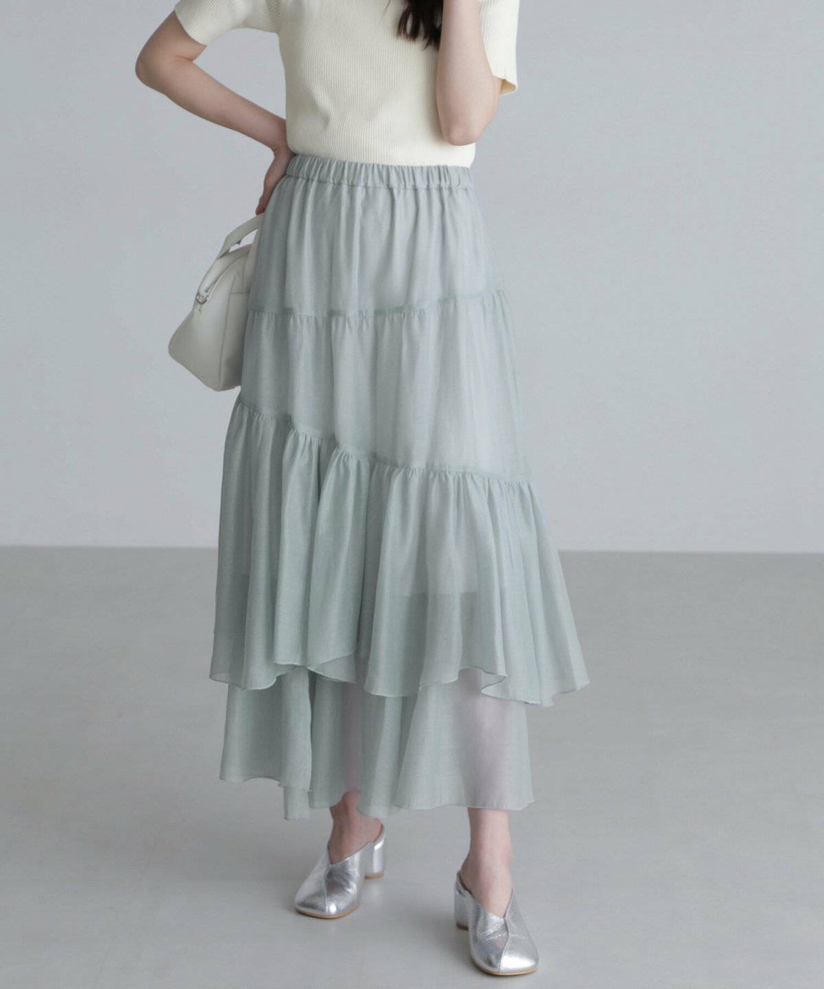 スカートコーデの女性